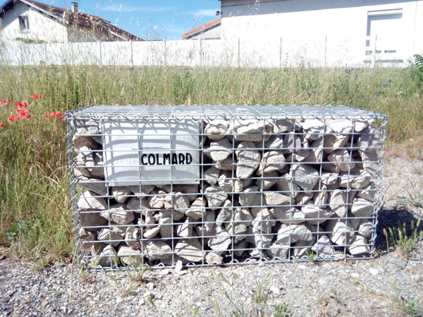 plaque émail dans gabion